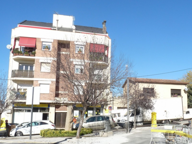 L'oficina de Correus està situada al carrer Monòlit