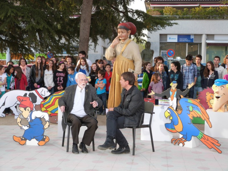 Ramon Folch i Torres i Espartac Peran, envoltats d'alguns dels personatges creats per Josep M. Folch i Torres, el 2014