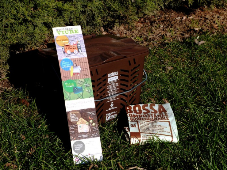 Kit format per un cubell, bosses compostables i un imant que es lliura a tots els domicilis de la vila.