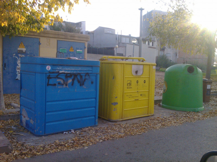 Contenidors amb pintades.