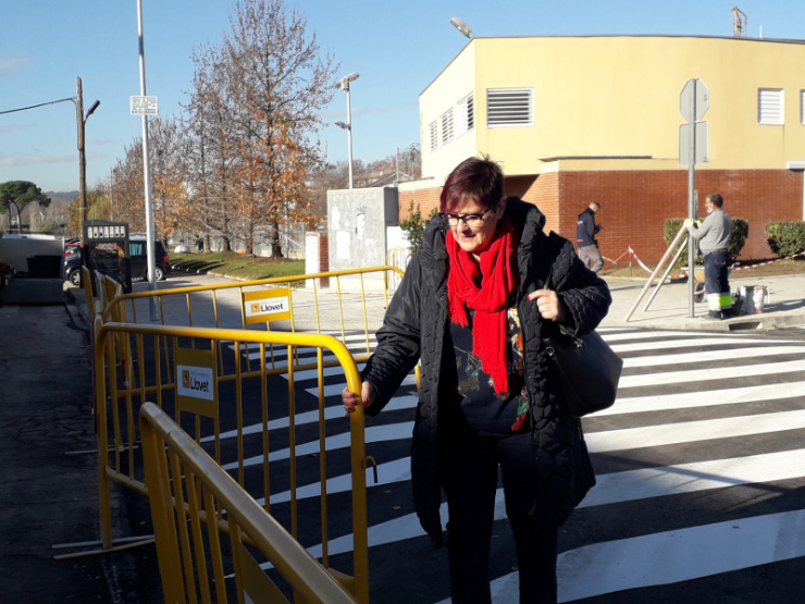 La regidora, Carme Sanz, obrint el carrer Folch i Torres un cop finalitzades les obres