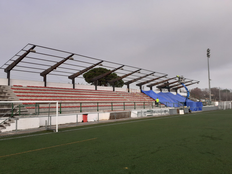 Reparació coberta grades camp de futbol