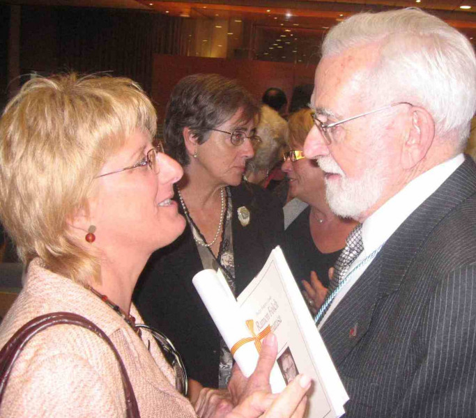L'Alcaldessa, Teresa Padrós, felicita Ramon Folch després de rebre l'Honoris Causa de la UAB, el 2006