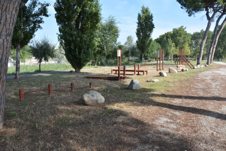 Zona d'aparells esportius a la Ronda Verda, a l'altura del CAP Palau