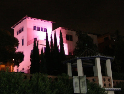La Torre Folch il·luminada de rosa