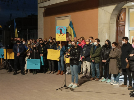 Concentració de rebuig a la guerra davant de l'Ajuntament