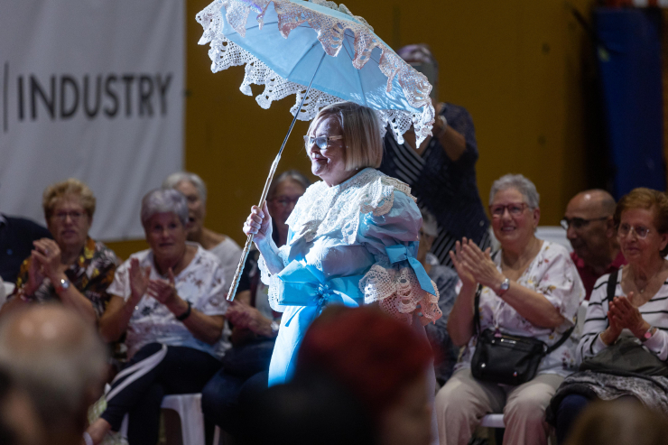Desfilada vestits de paper