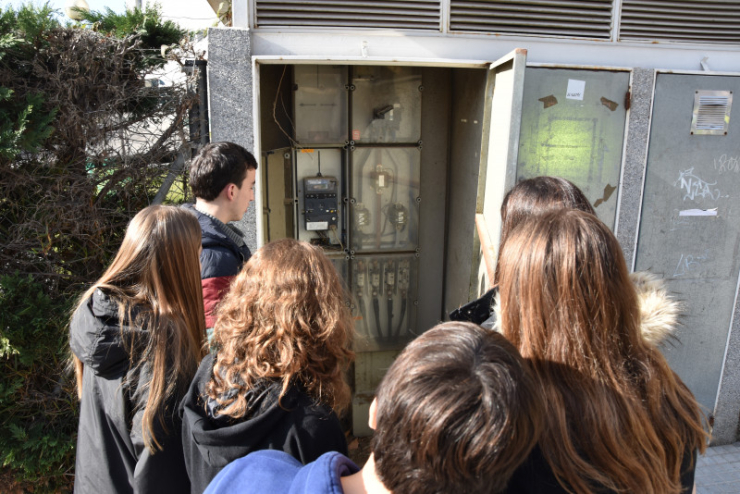 A l’Escola Marinada els alumnes de la Comissió Verda col·laboren en la lectura de comptadors.
