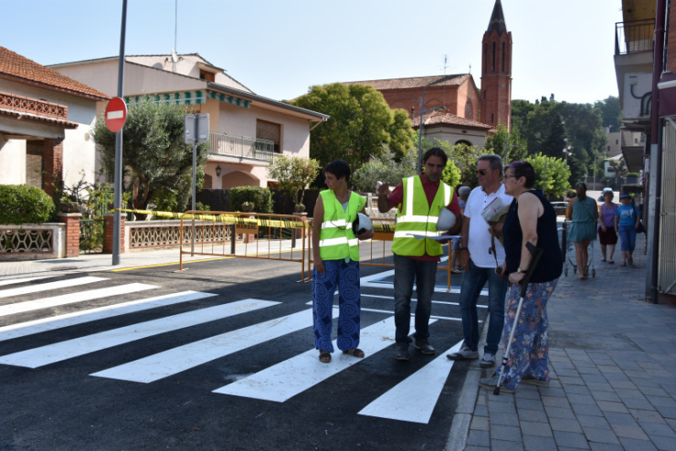 La regidora d'Espai Públic, Carme Sanz, i el regidor d'Urbanisme, Miquel Rovira, al carrer Barcelona