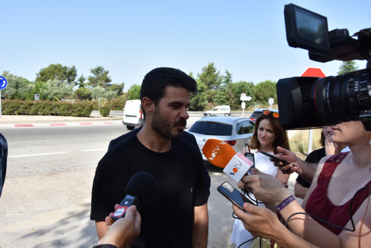Oriol Lozano, alcalde de Palau-solità i Plegamans atenent als mitjans de comunicació