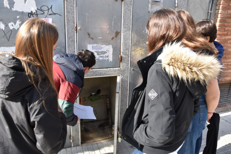 A l’Escola Marinada els alumnes de la Comissió Verda col·laboren en la lectura de comptadors.