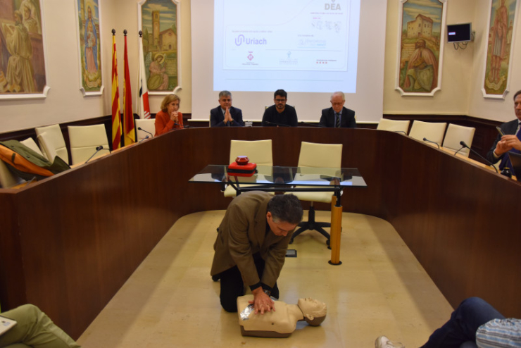 Acte cessió desfibril·ladors a les farmàcies de la vila.
