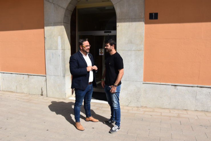 Juli Fernández amb Oriol Lozano a la porta del Consistori de Palau-solità i Plegamans