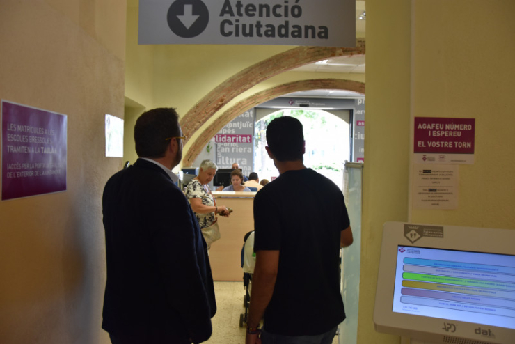 Juli Fernández visita les instal·lacions de l'Ajuntament de Palau-solità i Plegamans