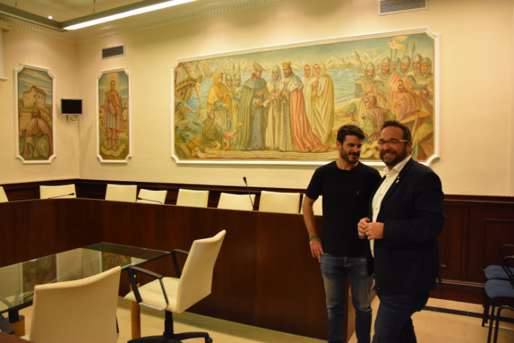 Juli Fernández i Oriol Lozano a la sala de plens de l'Ajuntament de Palau-solità i Plegamans