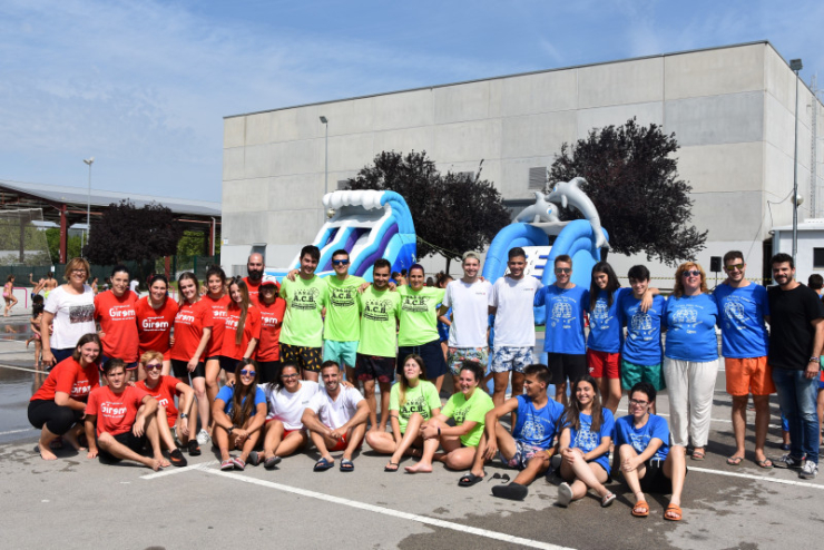L'equip de monitors i monitores amb l'alcalde Oriol Lozano.