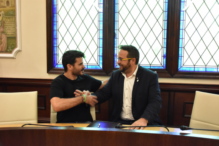 Juli Fernández i Oriol Lozano a la sala de plens de l'Ajuntament de Palau-solità i Plegamans
