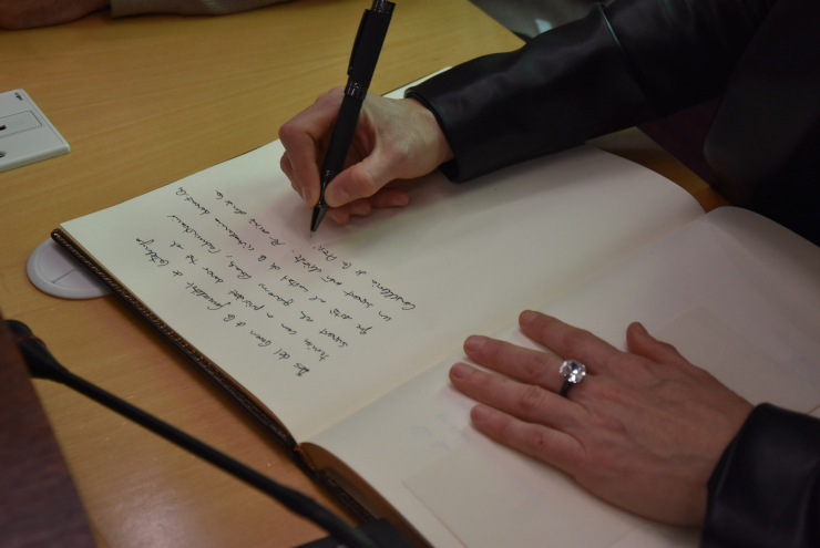 Visita consellera de la Presidència, Laura Vilagrà. Signatura al llibre d'Honor