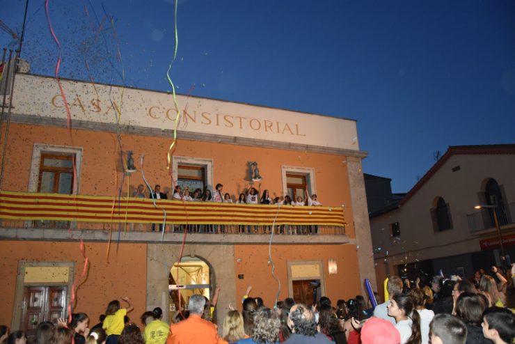 Les campiones del Futbol Sala al balcó de l'Ajuntament