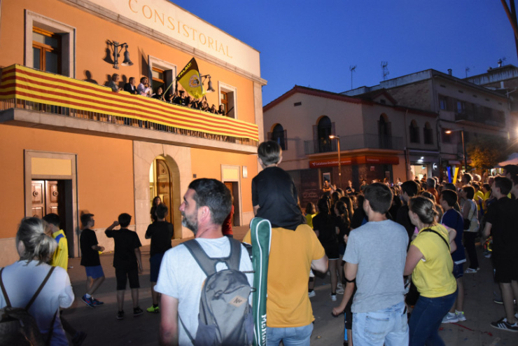 Les campiones de l'HC Palau al balcó de l'Ajuntament