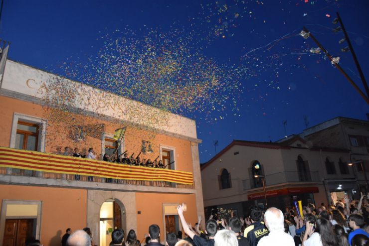 Les campiones de l'HC Palau al balcó de l'Ajuntament