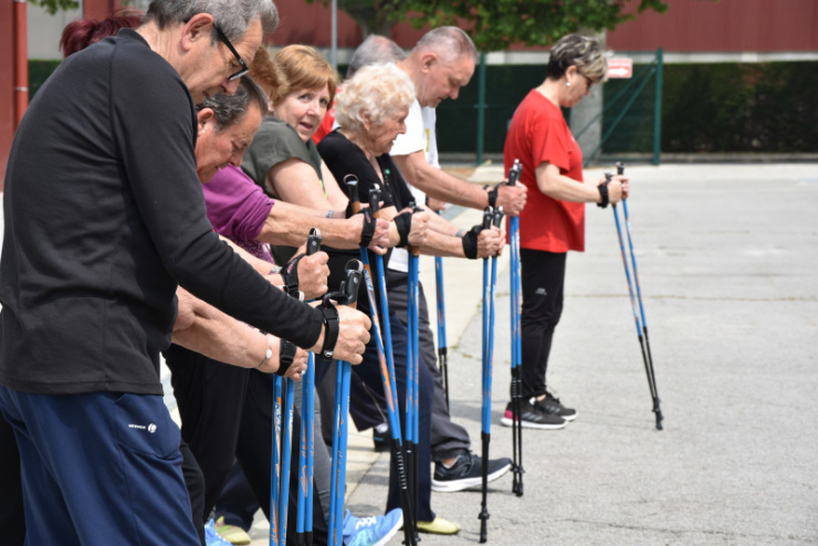 Taller de marxa nòrdica durant la cloenda de les activitats municipals per a la gent gran, el 2018