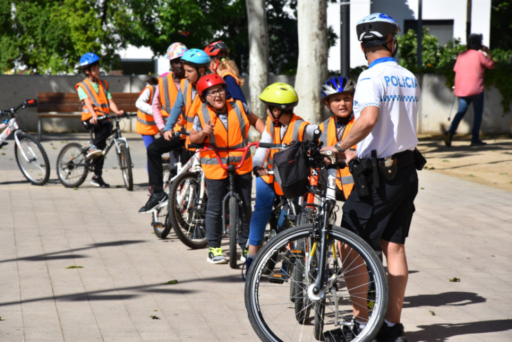 Alumnes de l'Escola Folch i Torres durant la primera sessió de "Fem bicing?", al maig