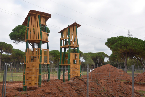 Instal·lació de la nova zona de jocs a l'Hostal del Fum