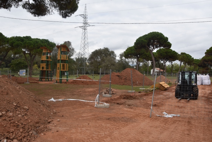Instal·lació de la nova zona de jocs a l'Hostal del Fum