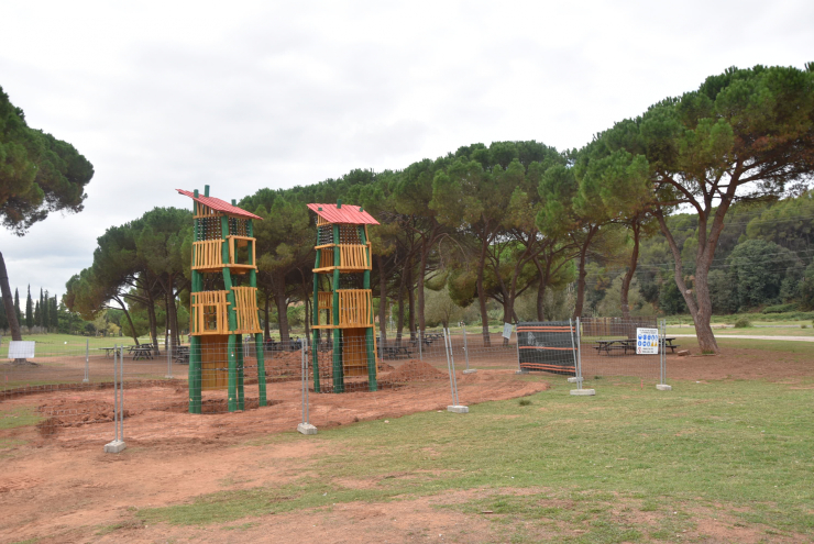 Instal·lació de la nova zona de jocs a l'Hostal del Fum