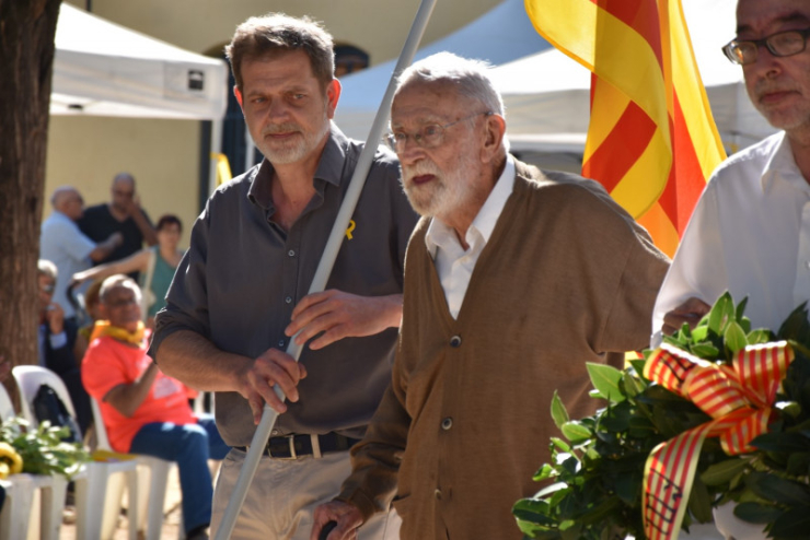 Ramon Folch i Camarasa fent l'entregas floral durant la Diada de Catalunya, el 2018