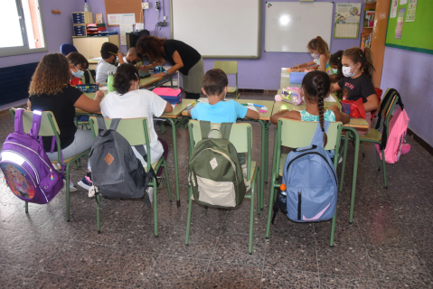 Alumnes fent classe