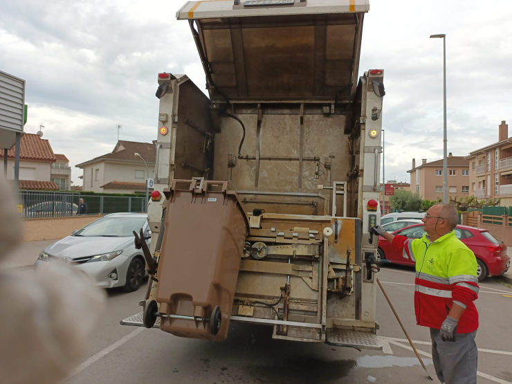 L’Ajuntament neteja els contenidors dels habitatges plurifamiliars