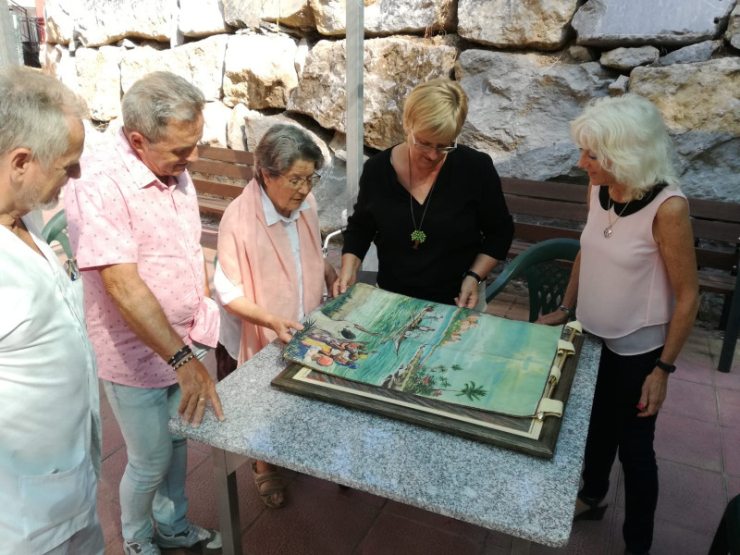 L'Amàlia Garcia lliura les donacions a l'Alcaldessa i el regidor de Cultura