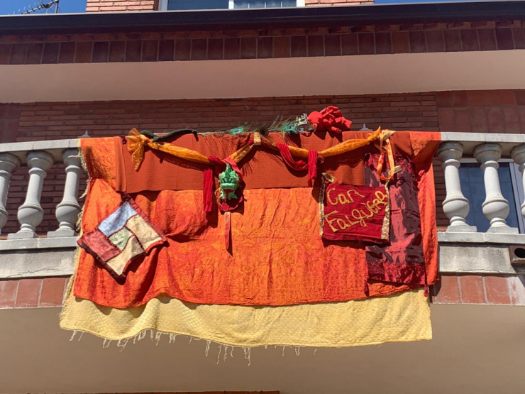Balcons engalanats per celebrar el Mercat Medieval