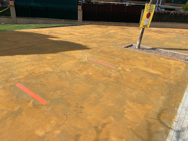 Treballs de pavimentació a l'aparcament del carrer de dalt