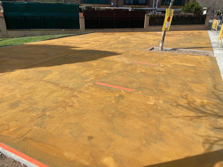 Treballs de pavimentació a l'aparcament del carrer de dalt