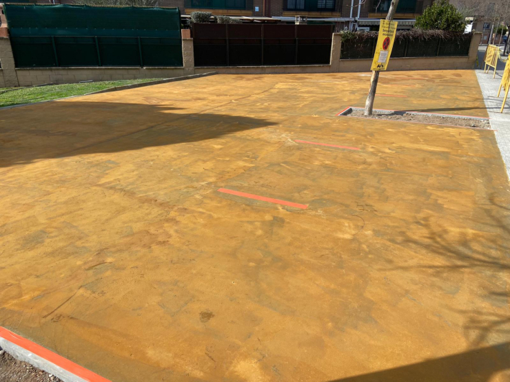 Treballs de pavimentació a l'aparcament del carrer de dalt