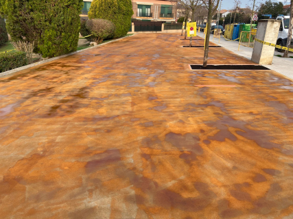 Treballs de pavimentació a l'aparcament del carrer de dalt
