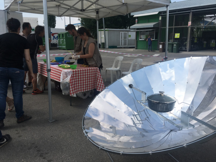 Aperitiu amb cuina solar a la deixalleria