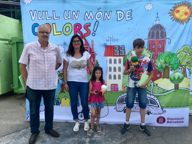 Luisa Fernández, regidora de Medi Ambient i Gestió Ambiental, amb els guanyadors del concurs
