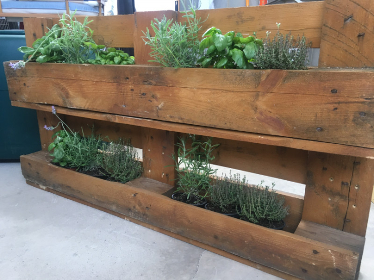 Jardinera construïda al taller amb palets