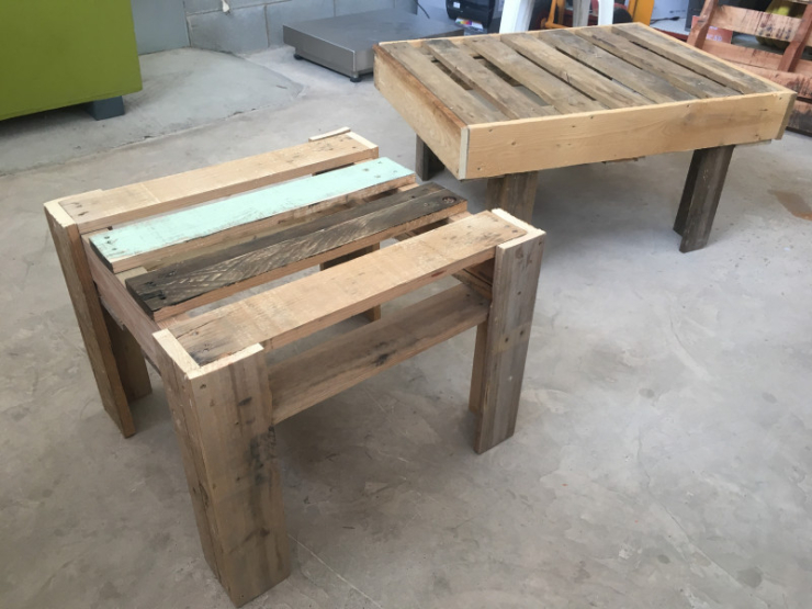 Taula construïda al taller amb palets