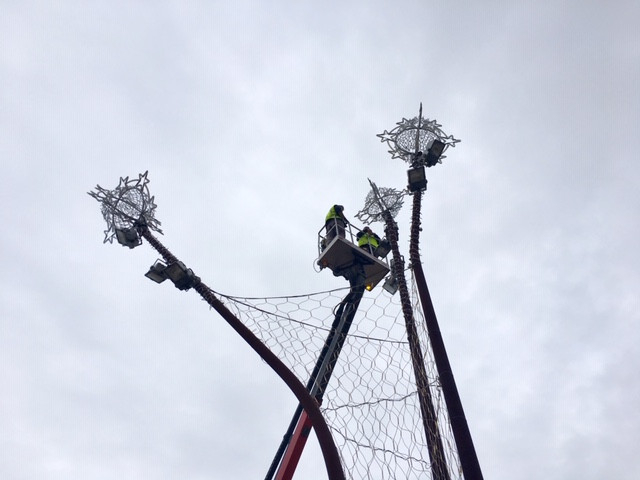 La Brigada instal·la llums de Nadal a la plaça de la Vila