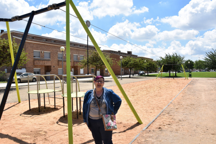 La regidora, Carme Sanz, al costat de la tirolina del el Parc de la plaça Ball de Gitanes
