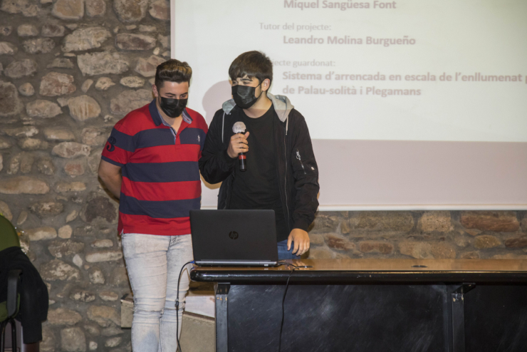 Els dos alumnes premiats Enric Alcalde Galindo i Kevin Altar Martínez