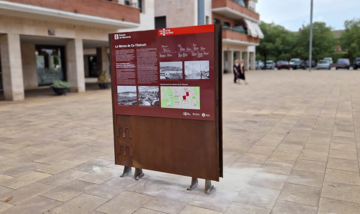 Cartellera informativa de l'antiga fàbrica de Ca l'Estruch