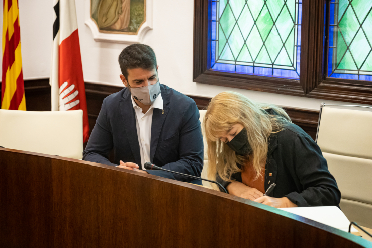 Inauguració Torre Folch. Signatura llibre d'honor de la consellera de Cultura, Natàlia Garriga
