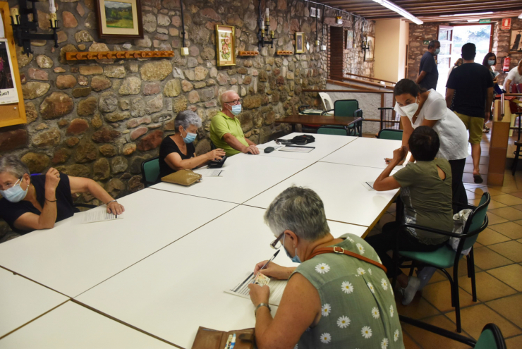 Visita de l'alcalde, Oriol Lozano, a les noves activitats de la gent gran