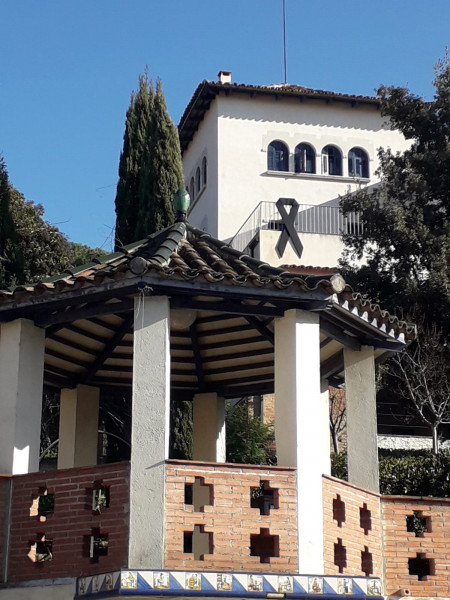Llaç negre, en senyal de dol, a la Torre Folch